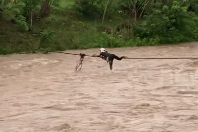 Thót tim cảnh người đàn ông liều mạng đu dây qua dòng sông chảy xiết