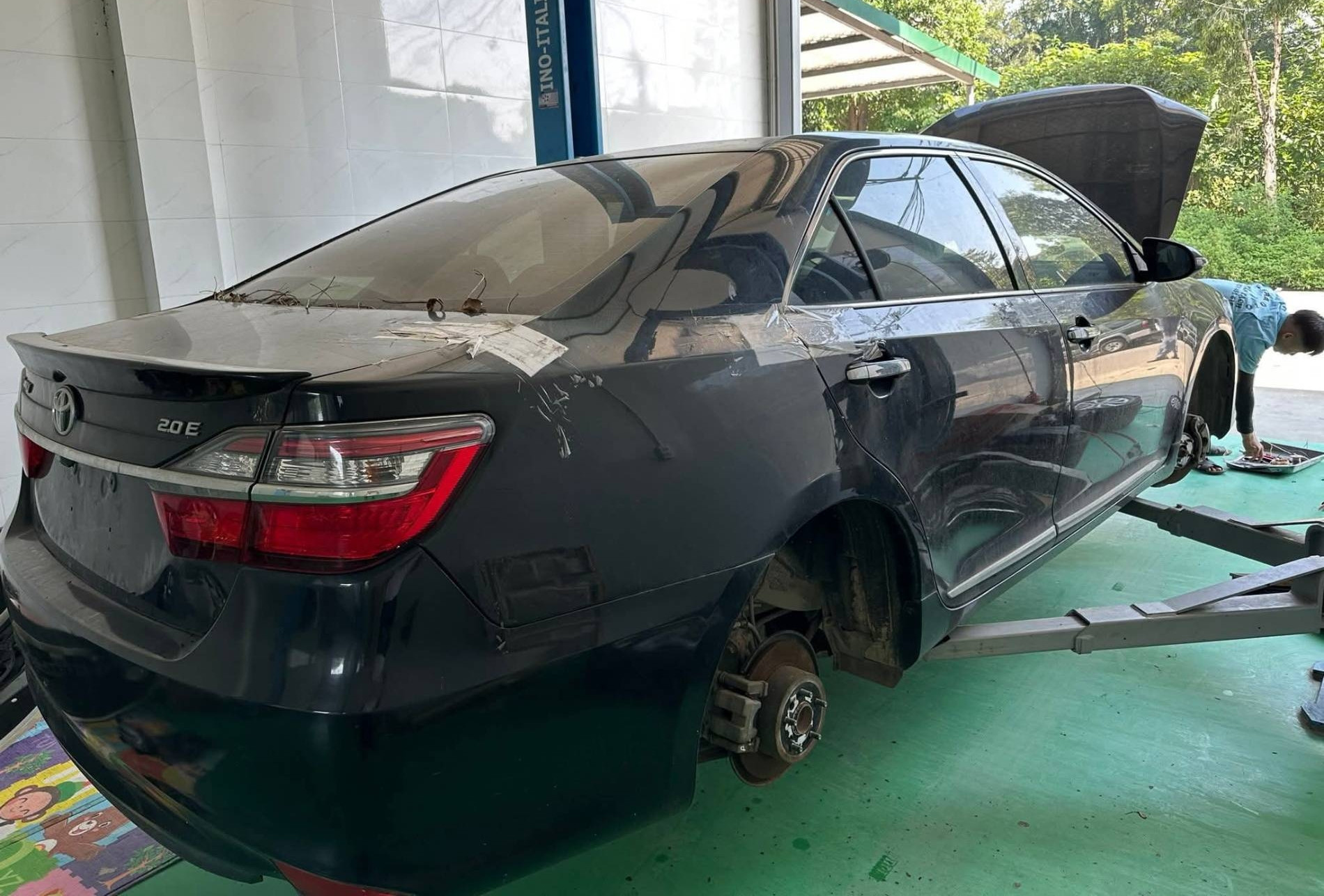 Toyota Camry nằm kho 9 năm vì bị niêm phong, chủ xe lo ngay ngáy phí đường bộ