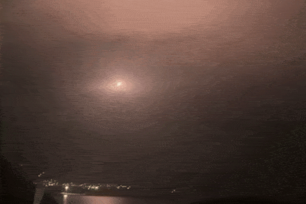 Ukraine tung video tên lửa Nga rơi xuống nhà dân khi đánh chặn UAV thất bại