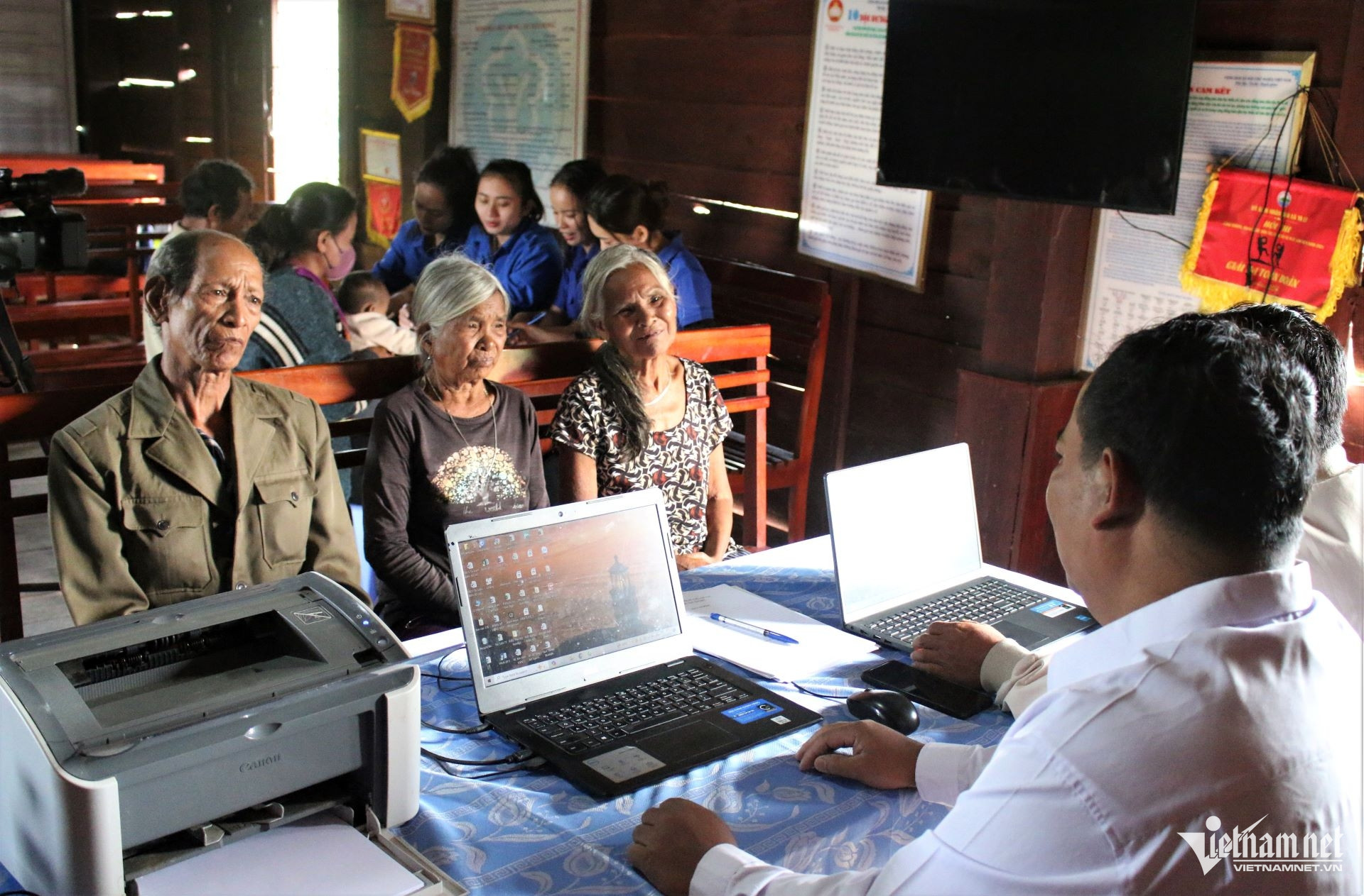 W-Cán bộ Trung tâm Phục vụ hành chính công xã Ya Ly về tận làng tiếp nhận hồ sơ và giải đáp tận tình những thắc mắc của người dân. (Ảnh: Ngọc Chí).jpg