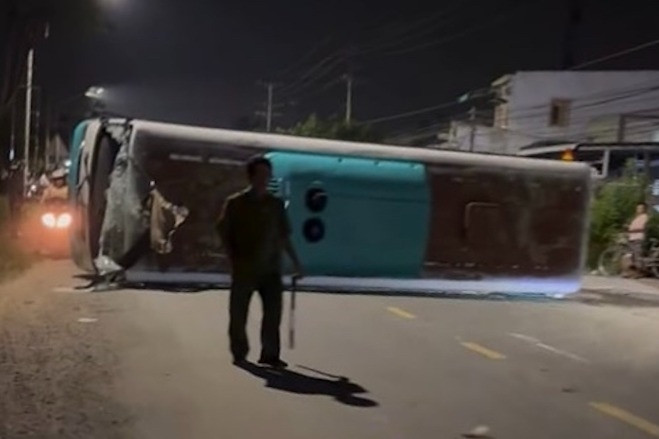 Xe chở công nhân bất ngờ lật ngang, hơn 10 người nhập viện