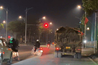 Xe tải che biển số chở hàng vượt thùng lưu thông trên đường Hà Nội