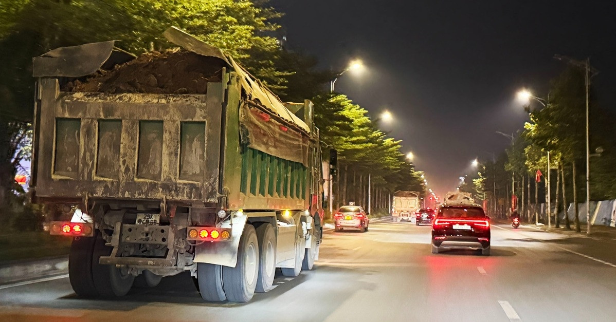 Xe tải che biển số chở hàng vượt thùng lưu thông trên đường Hà Nội