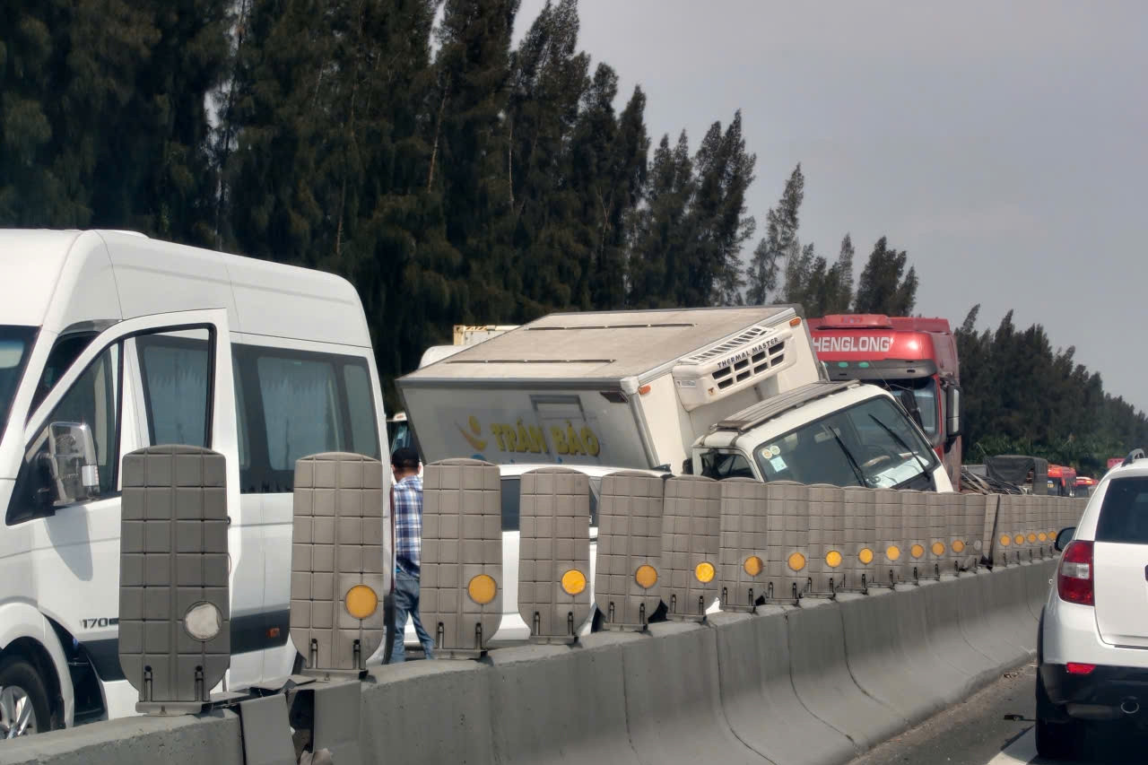 Bản tin chiều 27/11: Hiện trường 6 ô tô tông trên cao tốc, ùn xe kéo dài 5km