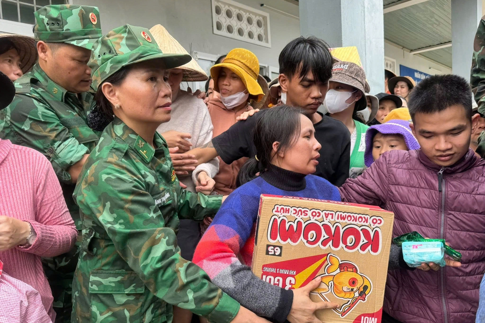 Ban Chỉ huy Bộ đội Biên phòng tỉnh Đắk Lắk thăm, tặng quà hỗ trợ bà con vùng lũ