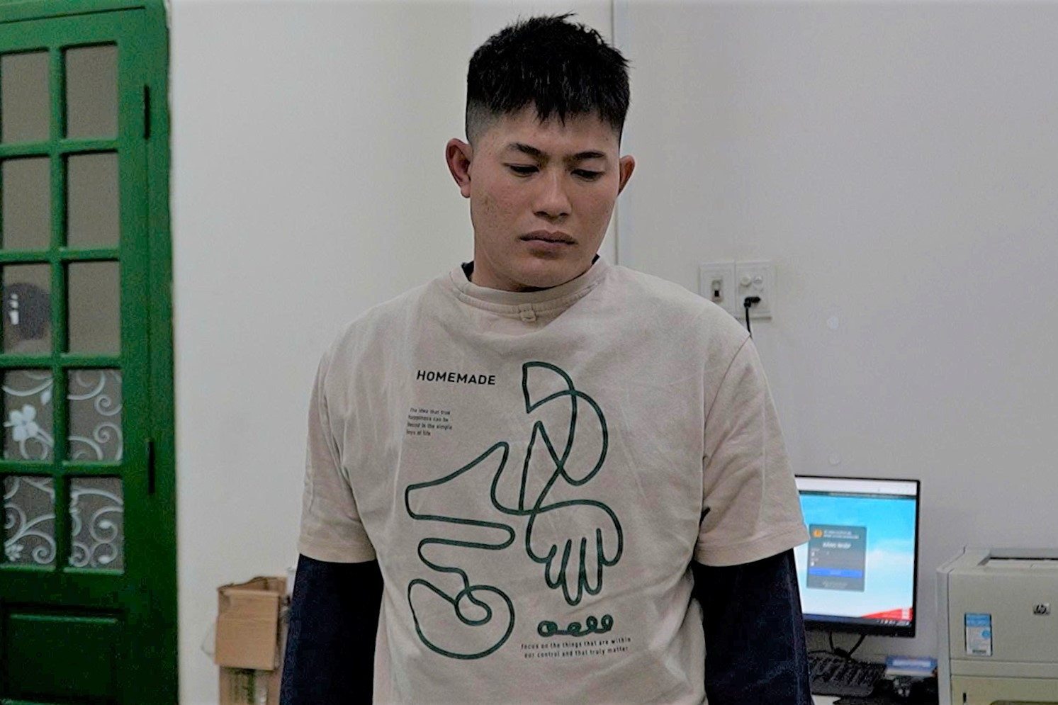 Bắt khẩn cấp thanh niên ôm hai con nhỏ nhảy cầu tự tử