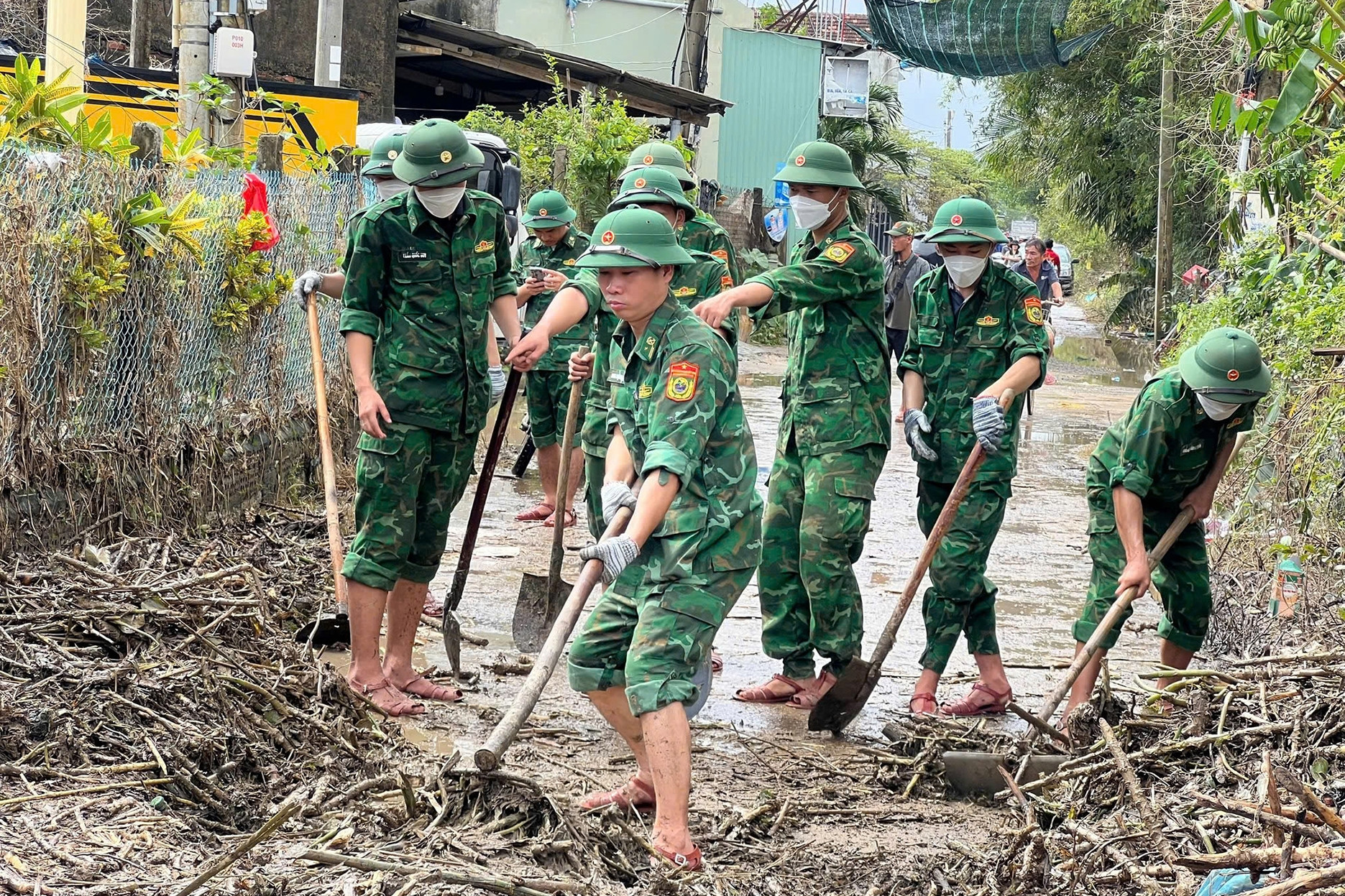 BĐBP Đắk Lắk huy động tổng lực hỗ trợ nhân dân khắc phục hậu quả mưa lũ