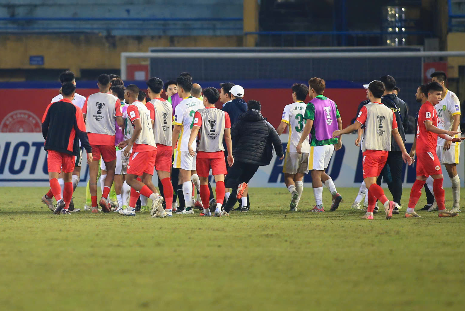 Cầu thủ CAHN và Bắc Kinh Quốc An lại xô xát sau án phạt cahn bac kinh quoc an 1.jpg