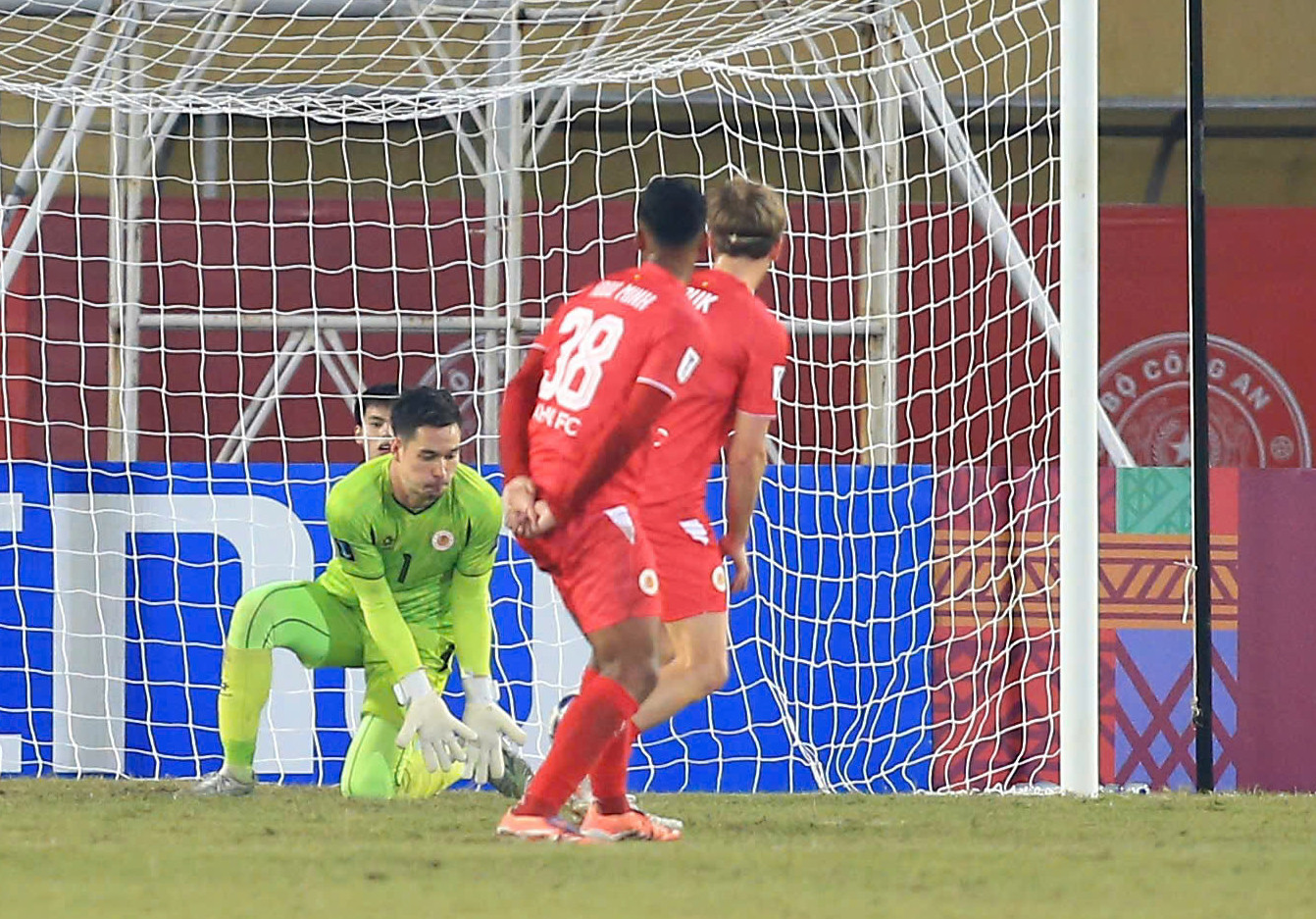 Cầu thủ CAHN và Bắc Kinh Quốc An lại xô xát sau án phạt cahn bac kinh quoc an 8.jpg