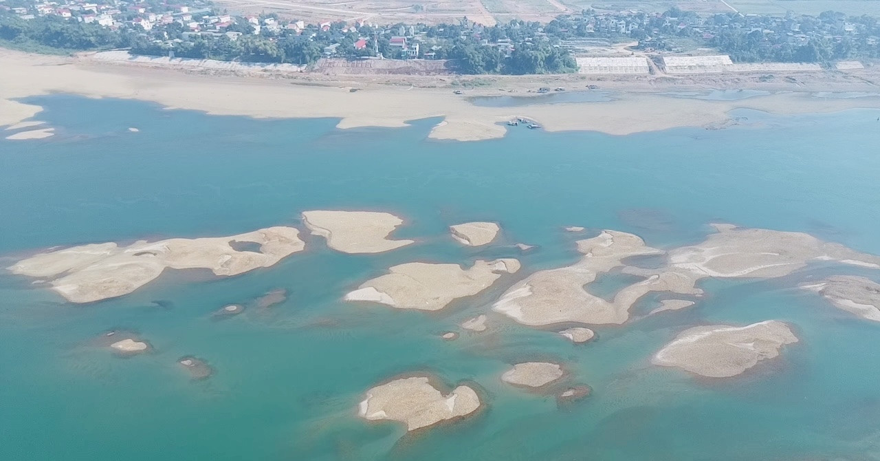 Sông Đà cạn nước, lộ cảnh hiếm gặp ở hạ lưu thủy điện Hòa Bình