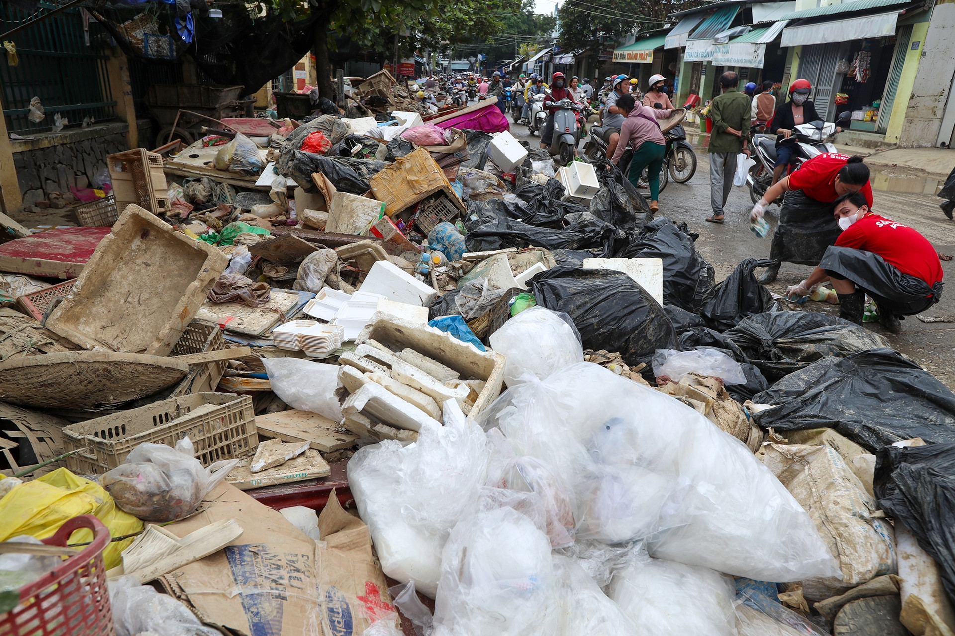 Cảnh tượng ngổn ngang, tài sản của người dân chất đống lẫn rác thải ở Tây Nha Trang sau lũ