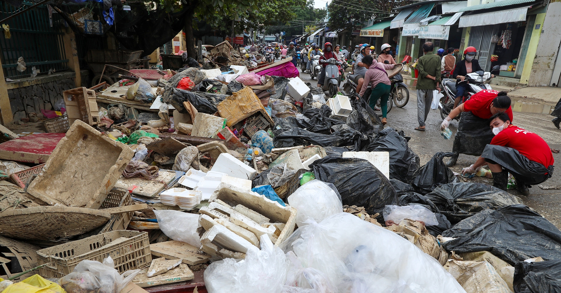Cảnh tượng ngổn ngang, tài sản của người dân chất đống lẫn rác thải ở Tây Nha Trang sau lũ