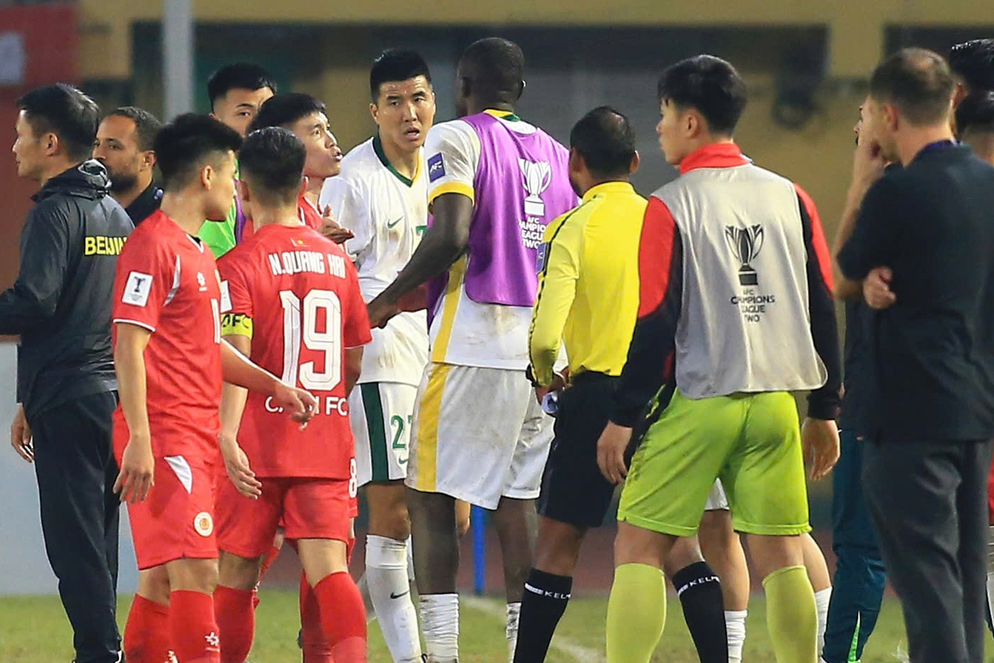 Cầu thủ CAHN và Bắc Kinh Quốc An lại xô xát sau án phạt