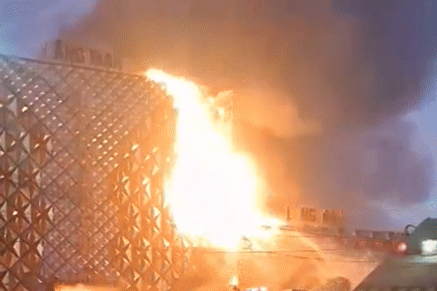 Cháy quán karaoke, cảnh sát đeo bình dưỡng khí tiếp cận bên trong