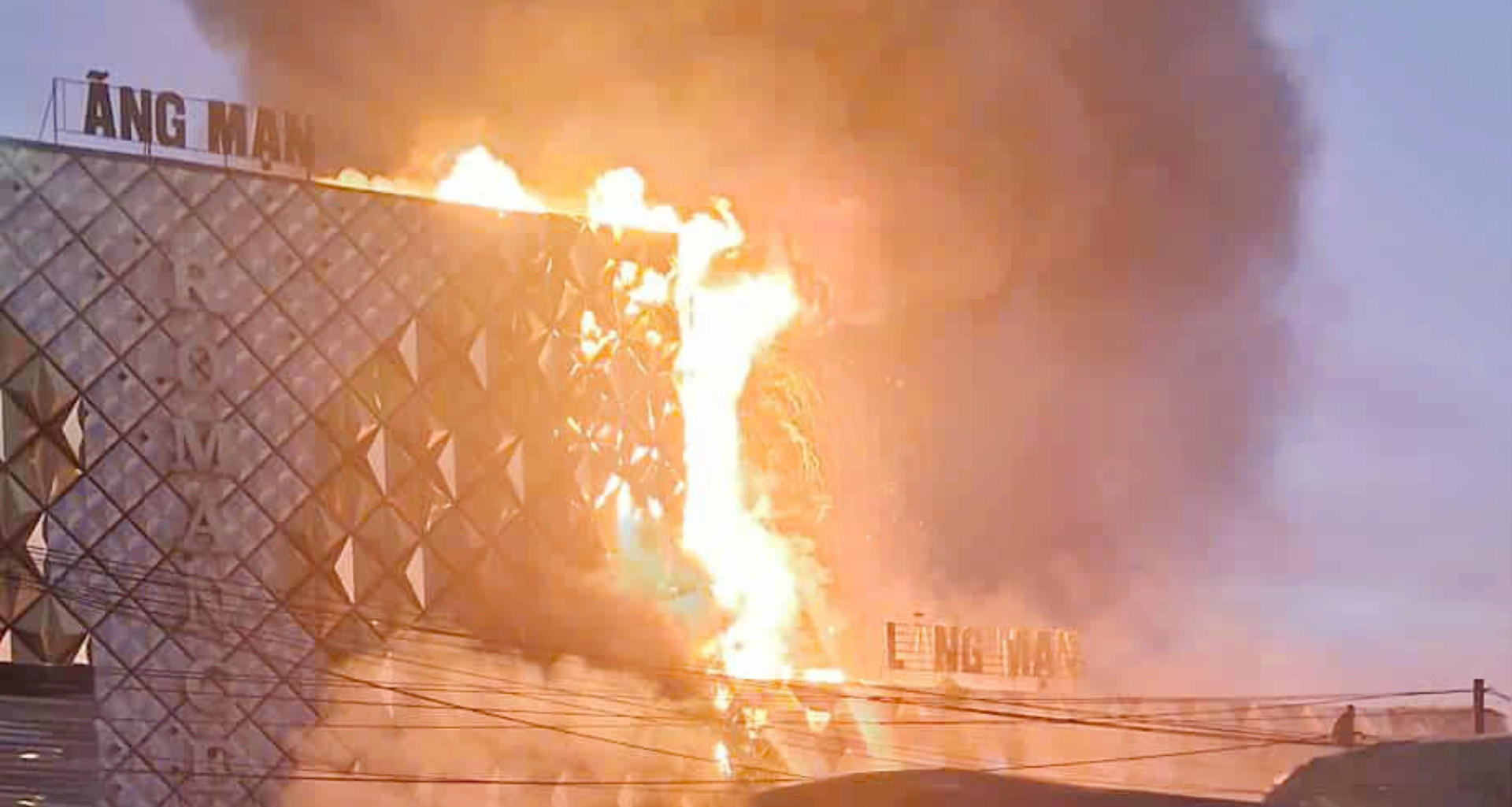 Cháy quán karaoke, cảnh sát đeo bình dưỡng khí ...