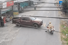 Clip tài xế xe bán tải liều lĩnh húc ngã mô tô đặc chủng của CSGT rồi bỏ trốn