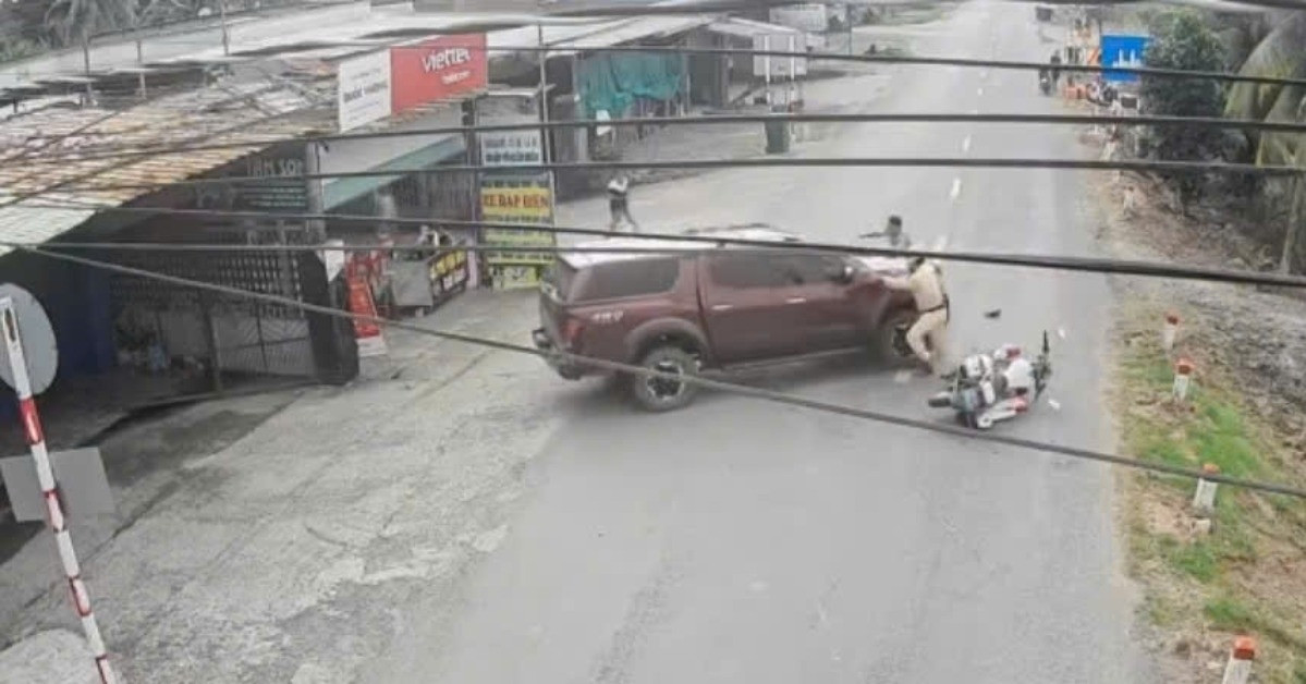 Clip tài xế xe bán tải liều lĩnh húc ngã mô tô ...