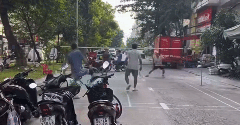 Công an làm việc với nhóm người giăng lưới đánh cầu lông giữa đường ở TPHCM