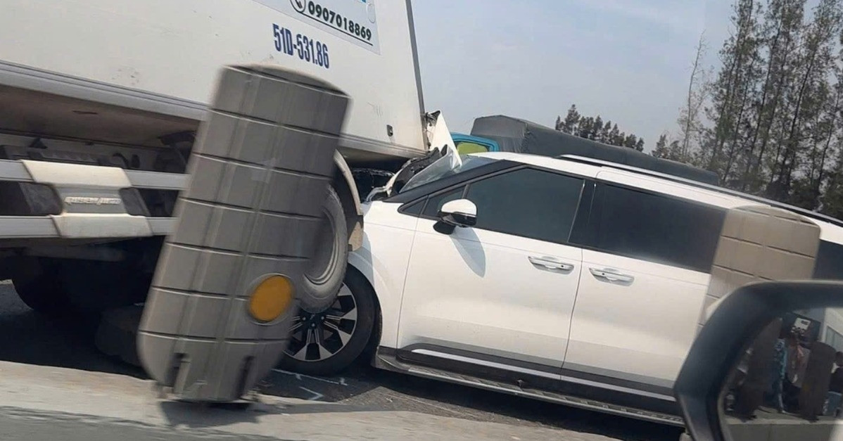 Hiện trường 6 ô tô tông liên hoàn trên cao tốc,...