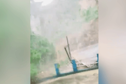 Khoảnh khắc sạt lở đất kinh hoàng ập xuống khu dân cư khiến 4 người thiệt mạng