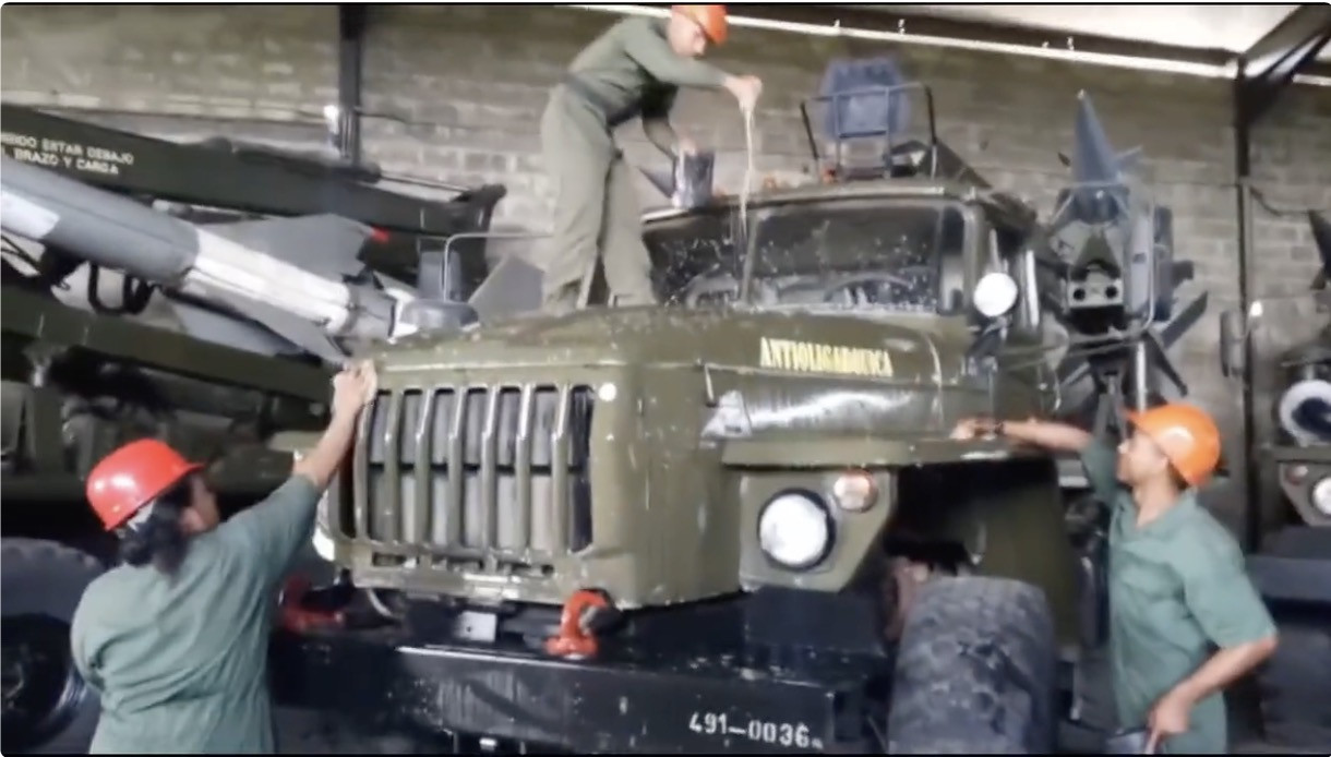 Làm sạch hệ thống phòng không. Ảnh: Zona Operativa de Defensa Integral 51