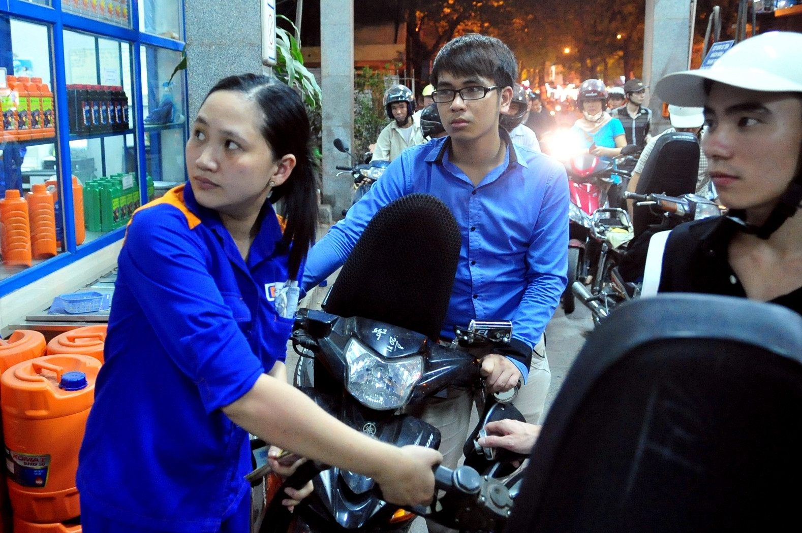 Giá xăng dầu đồng loạt giảm mạnh, có loại hạ tới hơn 1.000 đồng/lít