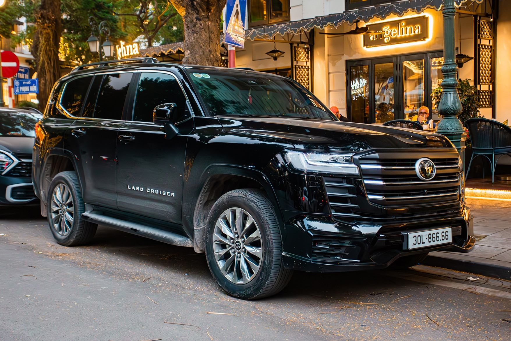 Mua xe sang Toyota Land Cruiser, đại gia Hà Nội gắn biển số tứ quý 6 giá 1,5 tỷ