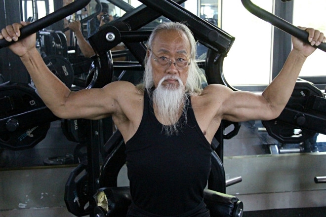 Cụ ông râu tóc bạc phơ ở TPHCM tập múa đao, đẩy tạ 4 tiếng/ngày