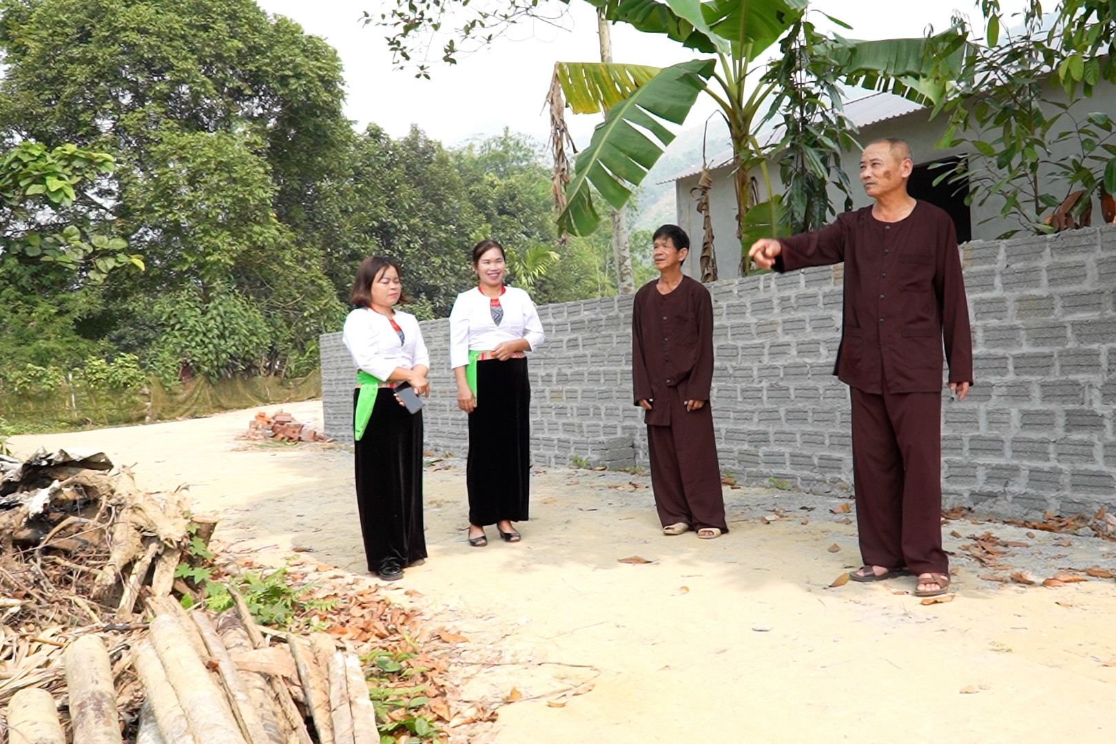 Người có uy tín, tấm gương đi đầu trong xây dựng nông thôn mới ở Phú Thọ