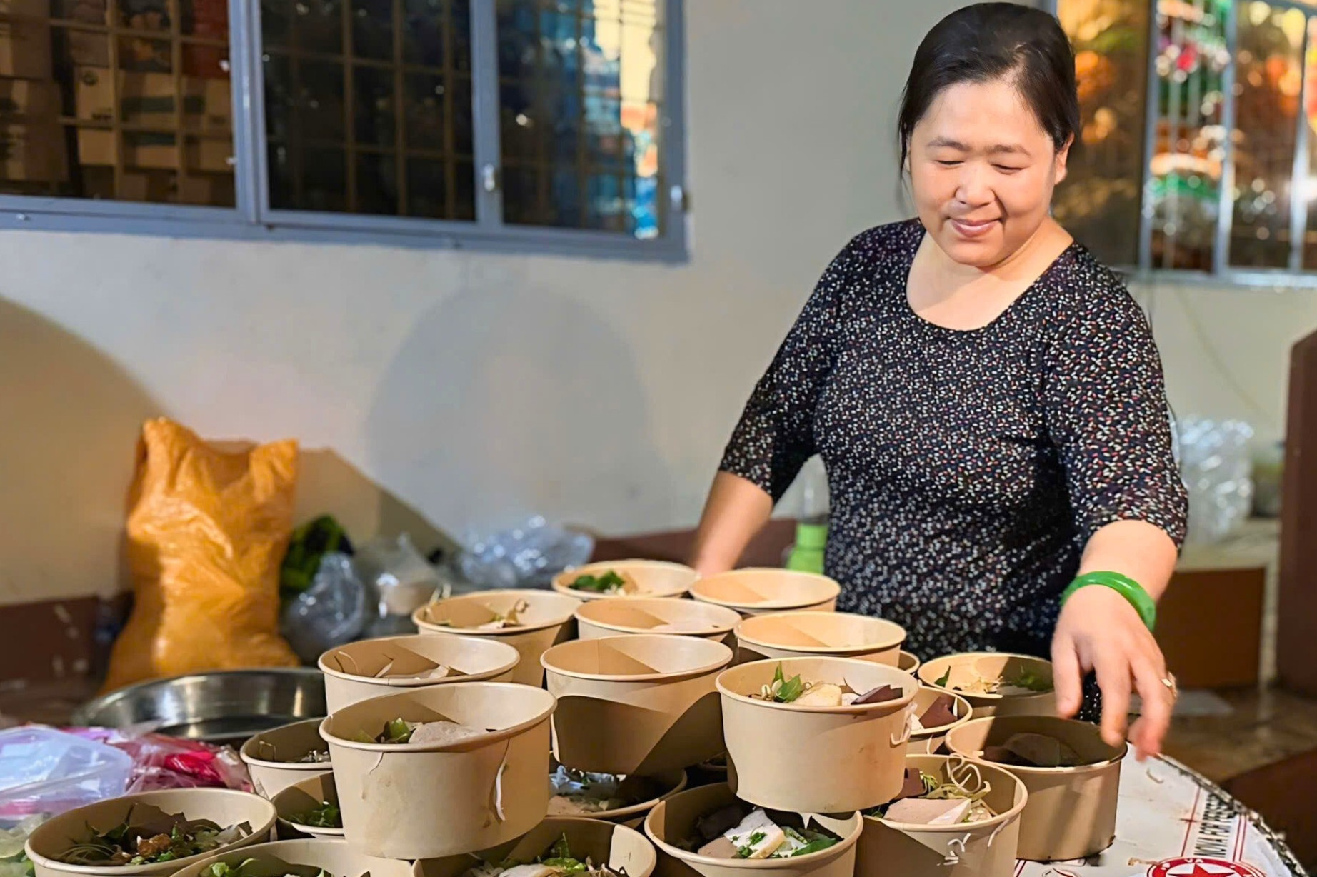 Người phụ nữ nấu hàng trăm suất bún &apos;tiếp sức&apos; cho người xa lạ hướng về vùng lũ