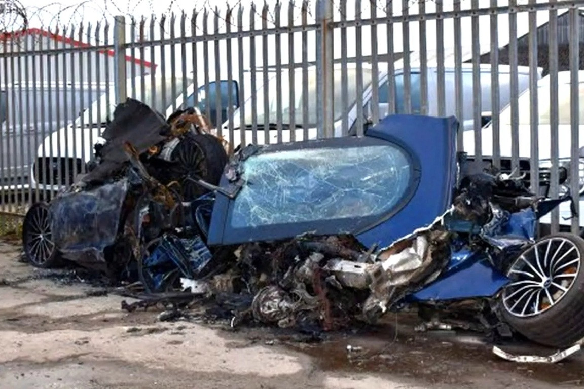 Siêu xe McLaren chạy quá tốc độ gấp 3 lần, đâm vào tường nhà, bốc cháy trơ khung