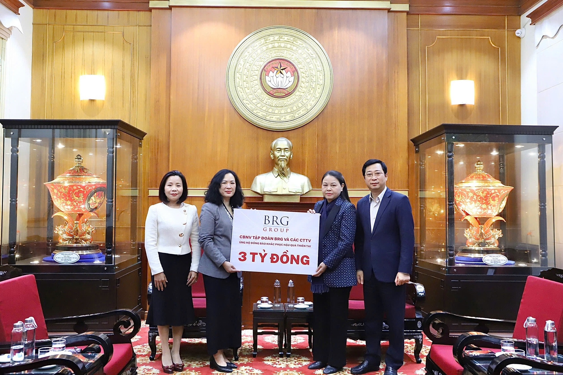 Tập đoàn BRG, SeABank trao 5 tỷ đồng ủng hộ đồng bào khắc phục hậu quả thiên tai