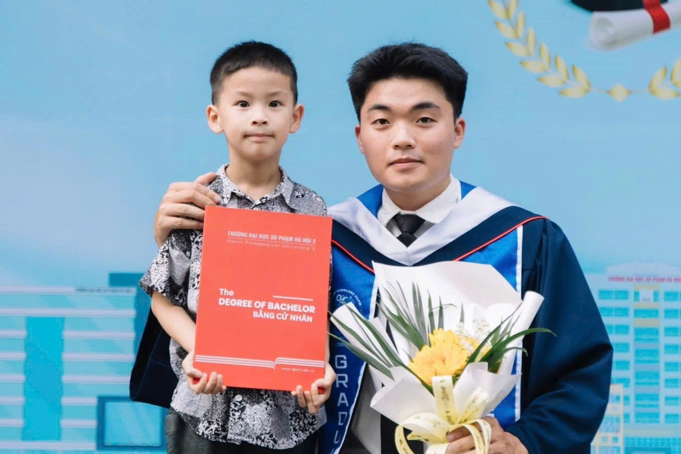 Thủ khoa vừa học, vừa một mình làm ‘ông bố sinh viên’