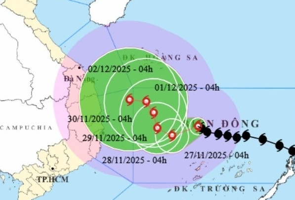 Tin mới nhất về bão số 15 Koto: Bắt đầu di chuyển chậm lại, đổi hướng lắt léo