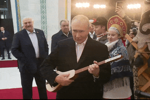 Tổng thống Putin trổ tài chơi nhạc cụ truyền thống của Kyrgyzstan