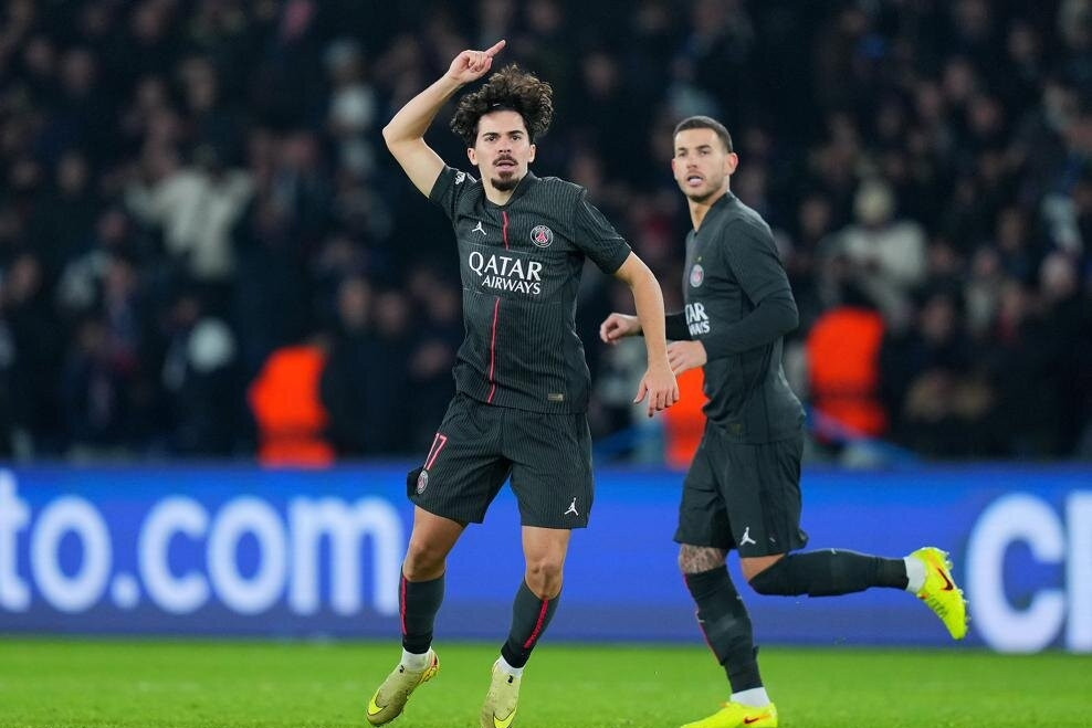 Vitinha lập hat-trick, PSG ngược dòng hạ Tottenham