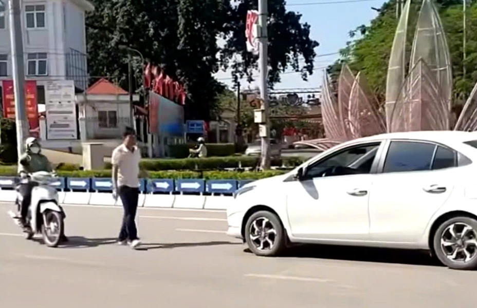 Xử phạt nam tài xế ô tô đi ngược chiều, cãi vã với phụ nữ đi xe máy ở Bắc Ninh