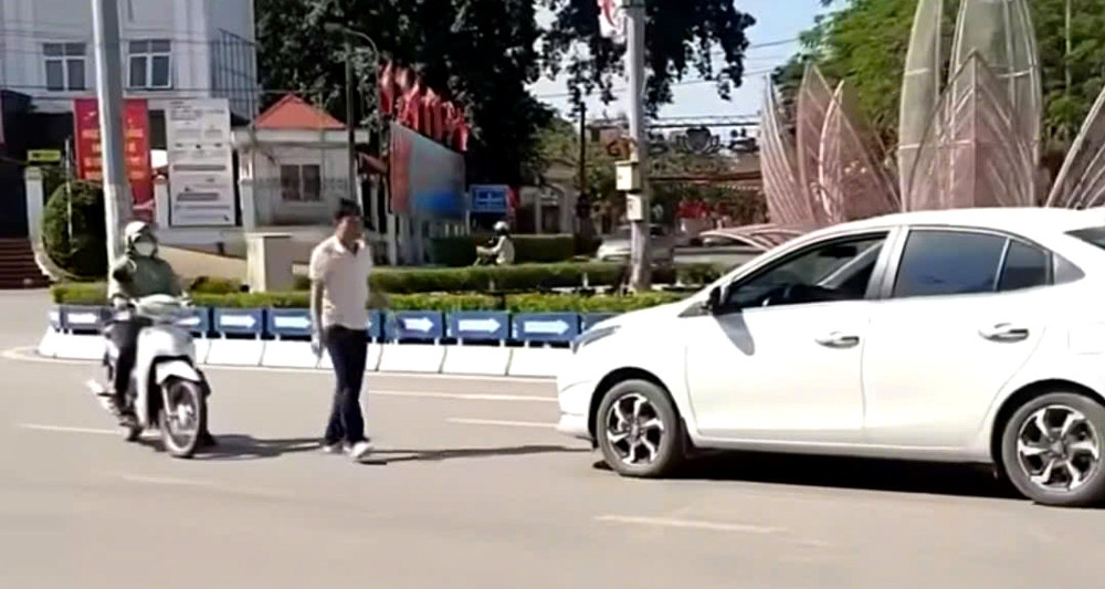 Xử phạt nam tài xế ô tô đi ngược chiều, cãi vã với phụ nữ đi xe máy ở Bắc Ninh