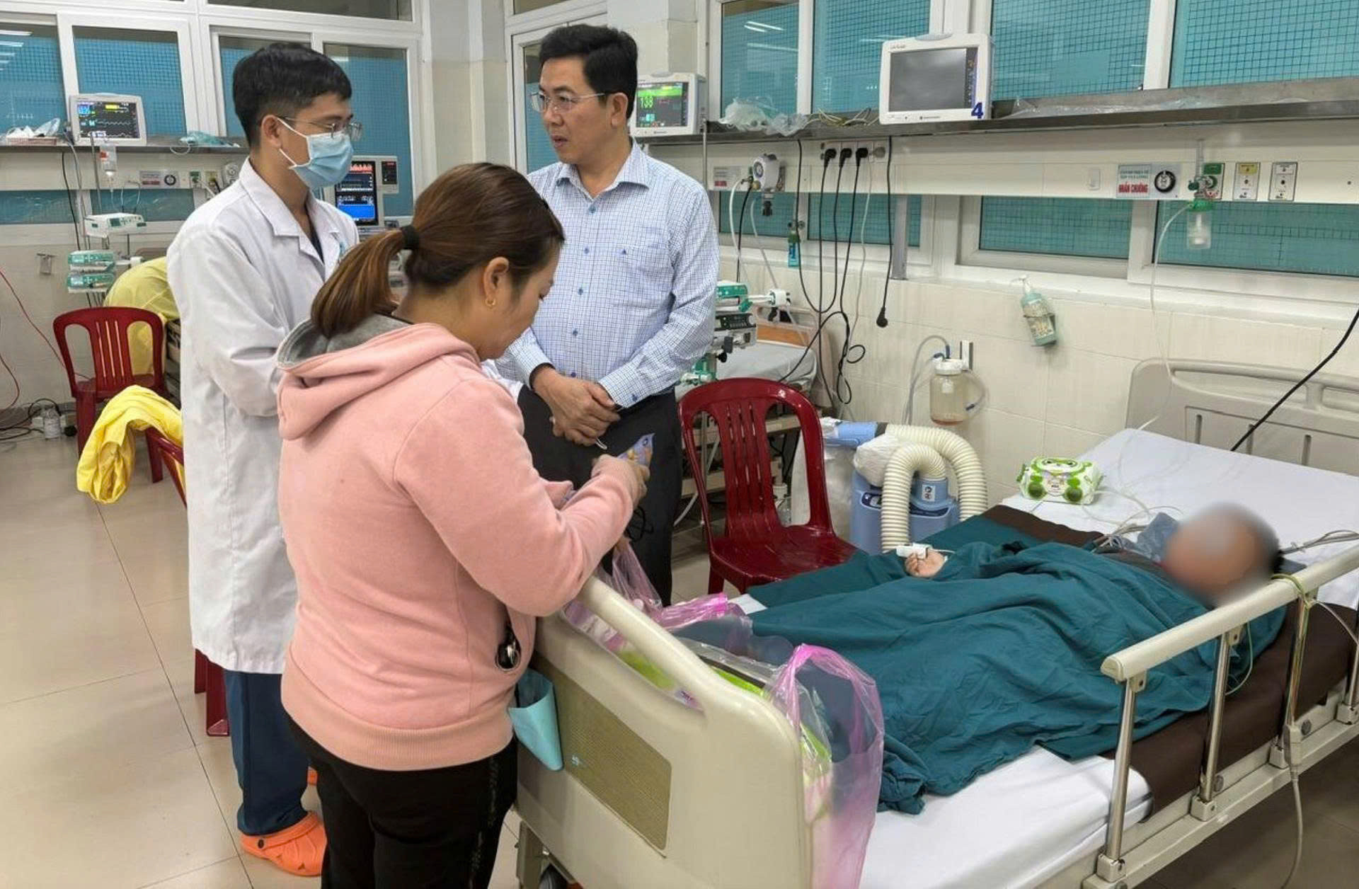 Bản tin trưa 27/11: Bắt khẩn cấp thanh niên ôm hai con nhỏ nhảy cầu tự tử