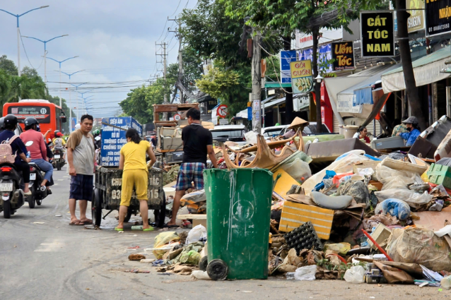 Bản tin sáng 28/1: Tài sản người dân chất đống lẫn rác thải ở Nha Trang sau lũ