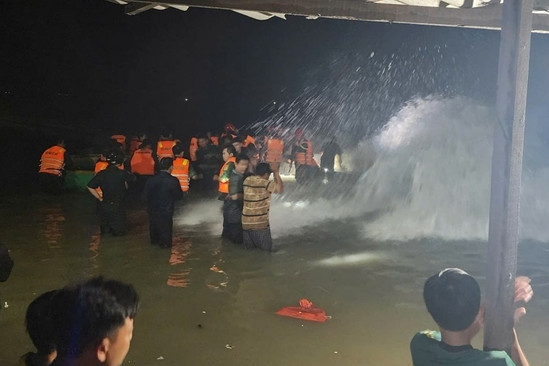 Bản tin chiều 28/11: Bão Koto: Lâm Đồng cấm biển, khẩn cấp tìm người mất tích