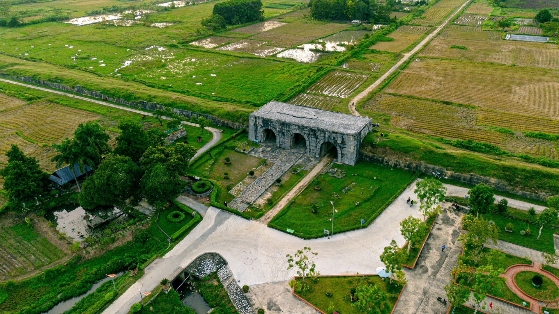 a1Du khách thích thú trải nghiệm xe trâu.jpg