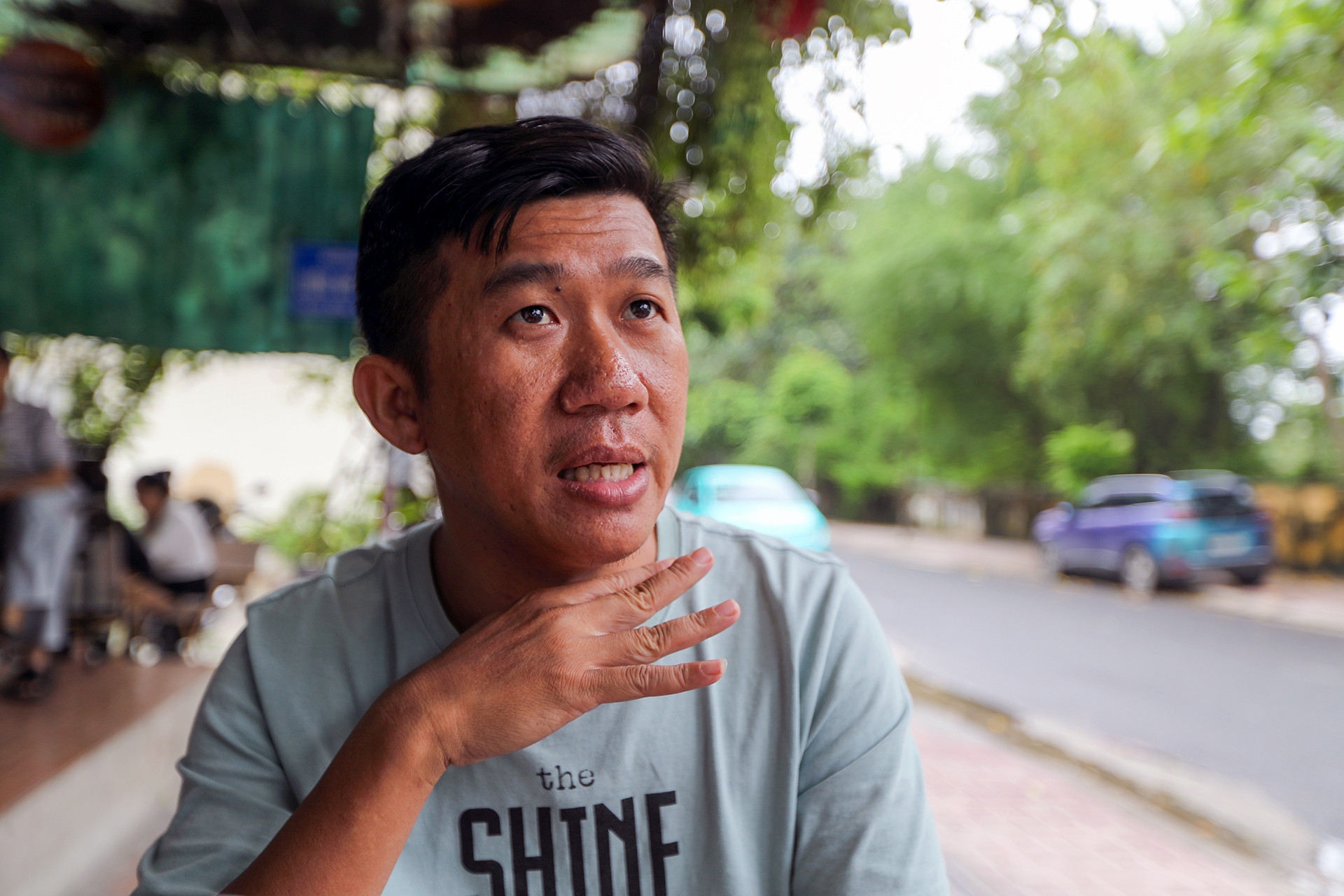 Hành trình khó quên của những người chèo thuyền vượt lũ dữ