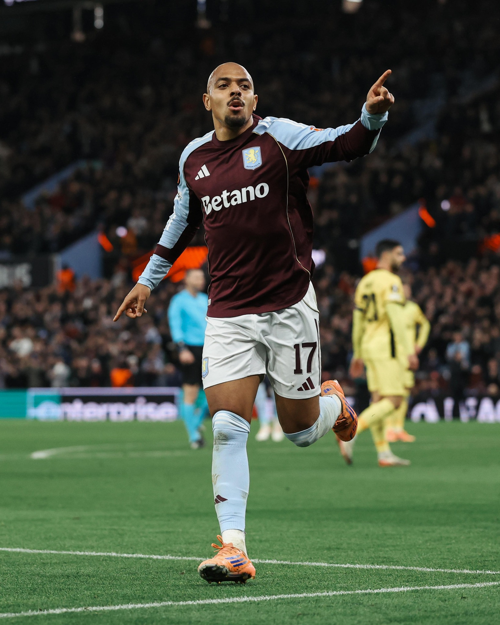 https://static-images.vnncdn.net/vps_images_publish/000001/000003/2025/11/28/aston-villa-68.jpg