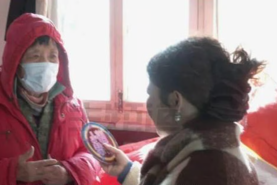 Bà lão tìm 'con gái nuôi' trên mạng, sẵn sàng tặng cả căn hộ và lương hưu