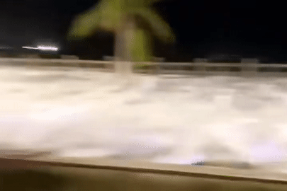 Bão số 15 chưa đổ bộ, sóng biển đã cuồn cuộn tràn lên đường phố Nha Trang