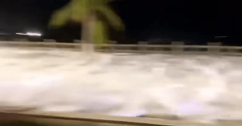 Bão số 15 chưa đổ bộ, sóng biển đã cuồn cuộn tràn lên đường phố Nha Trang