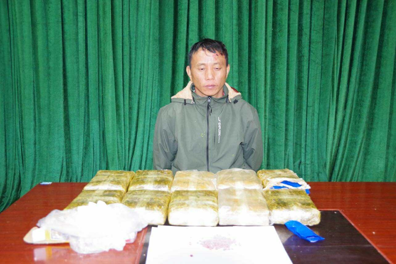 Bắt giữ Thào A Pháng, phát hiện tang vật gây choáng trong 2 thùng các-tông