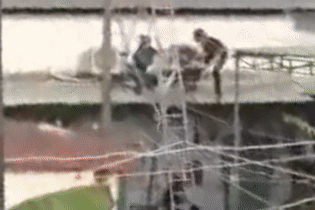 Cảnh sát đục tường, leo mái tôn để dập đám cháy lớn ở TPHCM