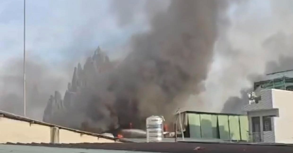 Cảnh sát đục tường, leo mái tôn để dập đám cháy lớn ở TPHCM